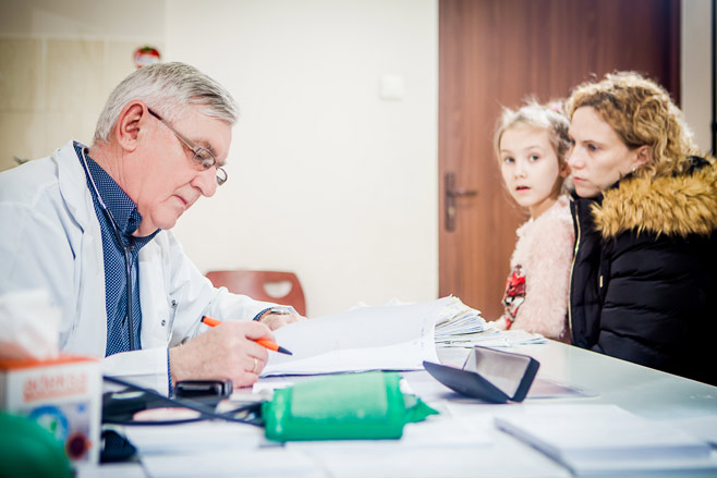 Jerzy Kołodziejczyk i pacjentka z mamą